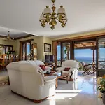 Vivian's - Endless View Apartment