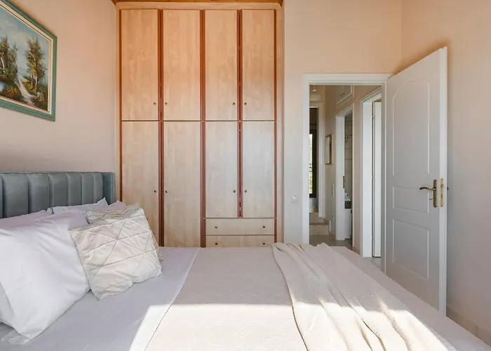 Vivian's - Endless View